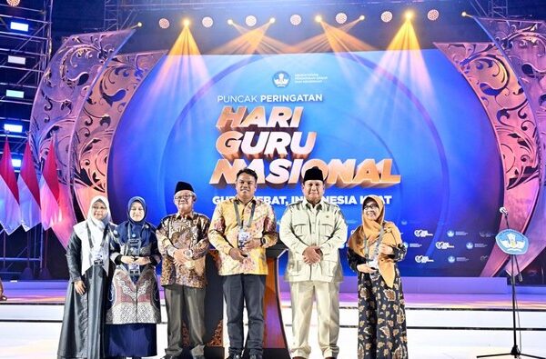 Prabowo Beri Penghargaan ke 3 Guru Inspiratif di HGN 2025